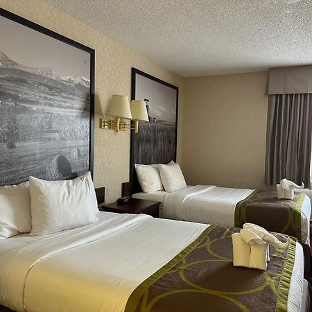 Super 8 By Wyndham Lethbridge Hotel Buitenkant foto