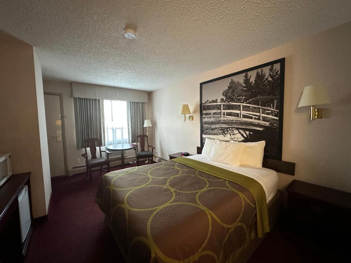 Super 8 By Wyndham Lethbridge Hotel Buitenkant foto