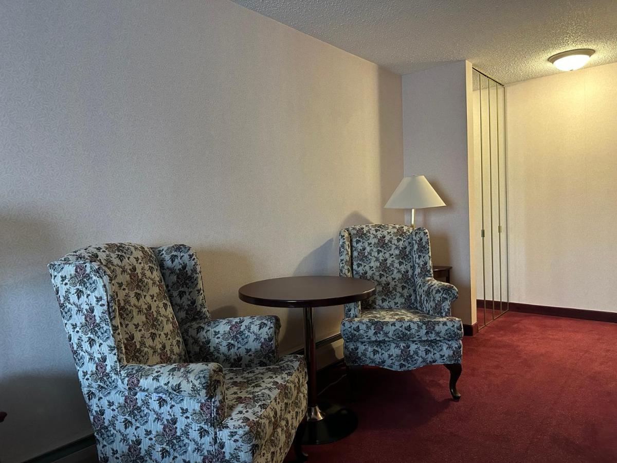 Super 8 By Wyndham Lethbridge Hotel Buitenkant foto