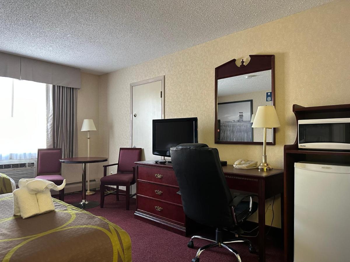 Super 8 By Wyndham Lethbridge Hotel Buitenkant foto