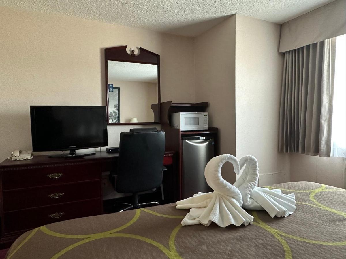 Super 8 By Wyndham Lethbridge Hotel Buitenkant foto