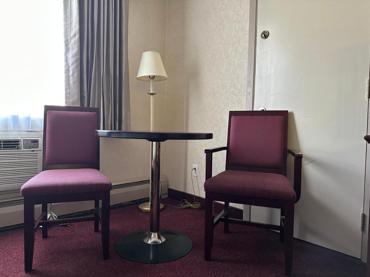 Super 8 By Wyndham Lethbridge Hotel Buitenkant foto