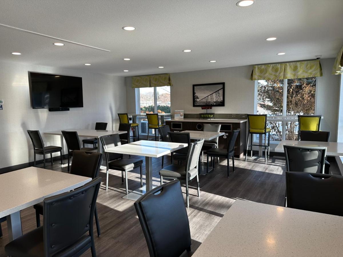 Super 8 By Wyndham Lethbridge Hotel Buitenkant foto