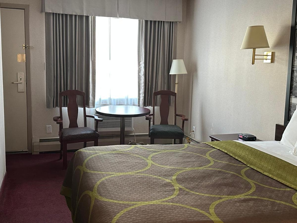 Super 8 By Wyndham Lethbridge Hotel Buitenkant foto