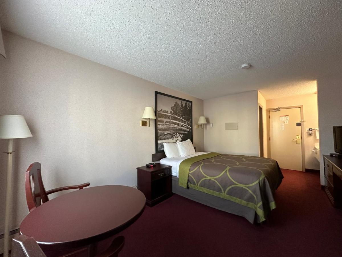 Super 8 By Wyndham Lethbridge Hotel Buitenkant foto