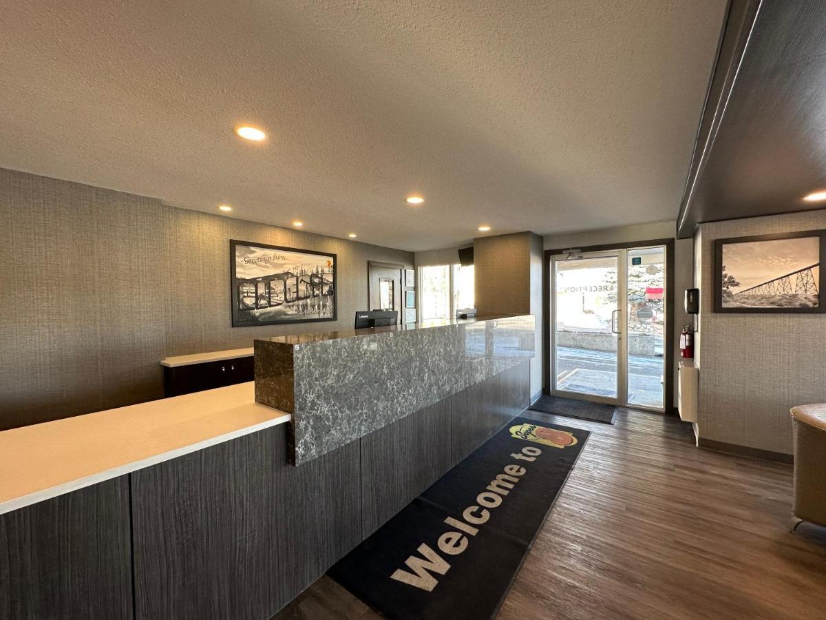 Super 8 By Wyndham Lethbridge Hotel Buitenkant foto