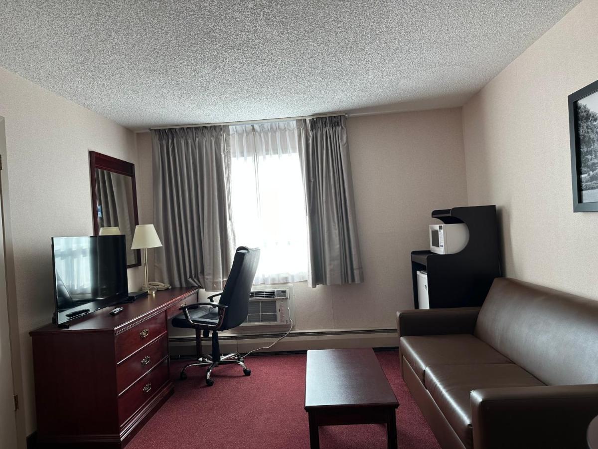 Super 8 By Wyndham Lethbridge Hotel Buitenkant foto