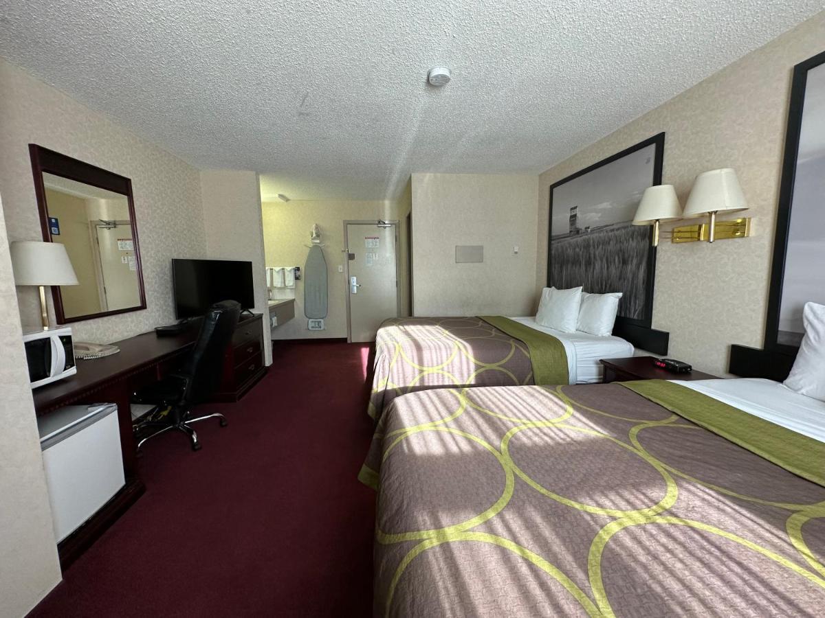 Super 8 By Wyndham Lethbridge Hotel Buitenkant foto