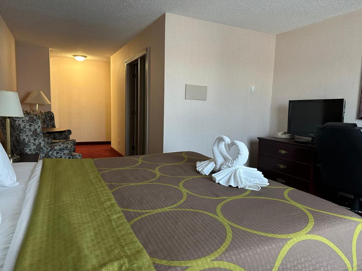 Super 8 By Wyndham Lethbridge Hotel Buitenkant foto