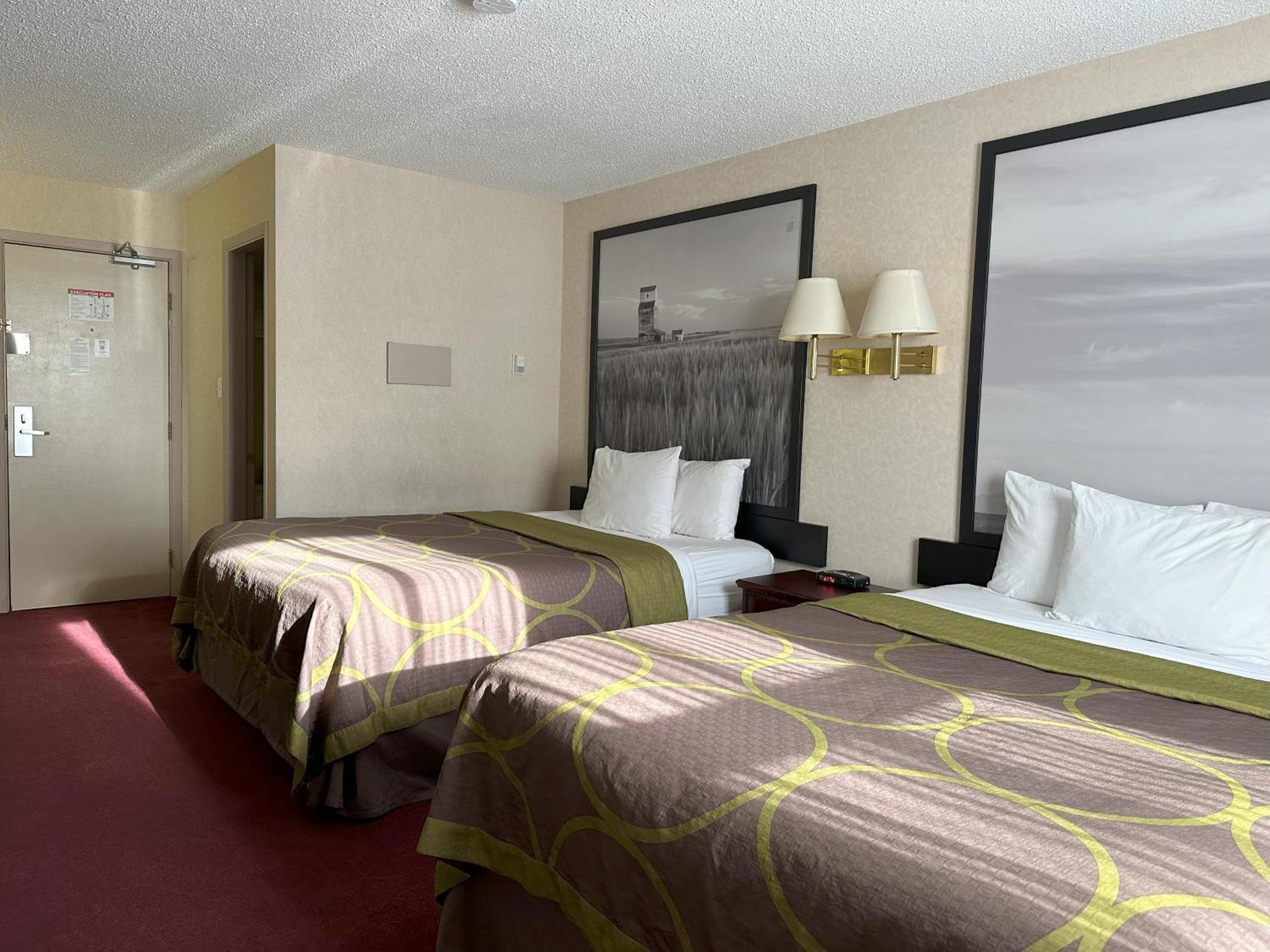 Super 8 By Wyndham Lethbridge Hotel Buitenkant foto