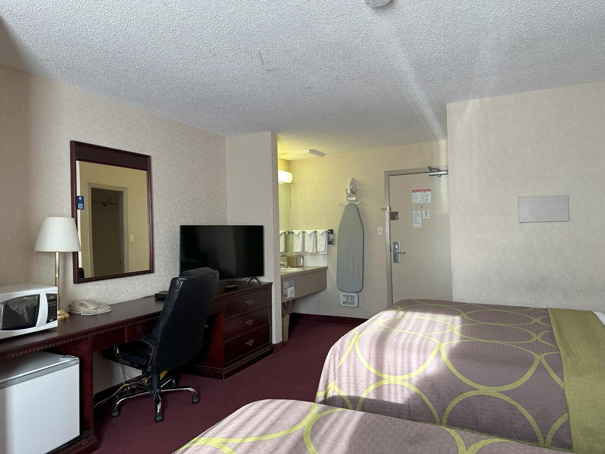 Super 8 By Wyndham Lethbridge Hotel Buitenkant foto